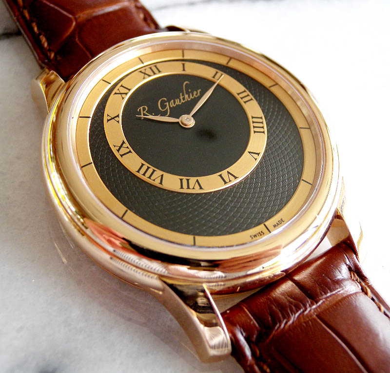 C@S[eBG Romain Gauthier
RED GOLD & BLACK DIAL