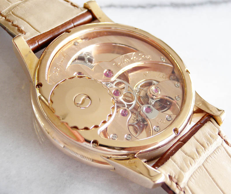 C@S[eBG Romain Gauthier
RED GOLD & BLACK DIAL